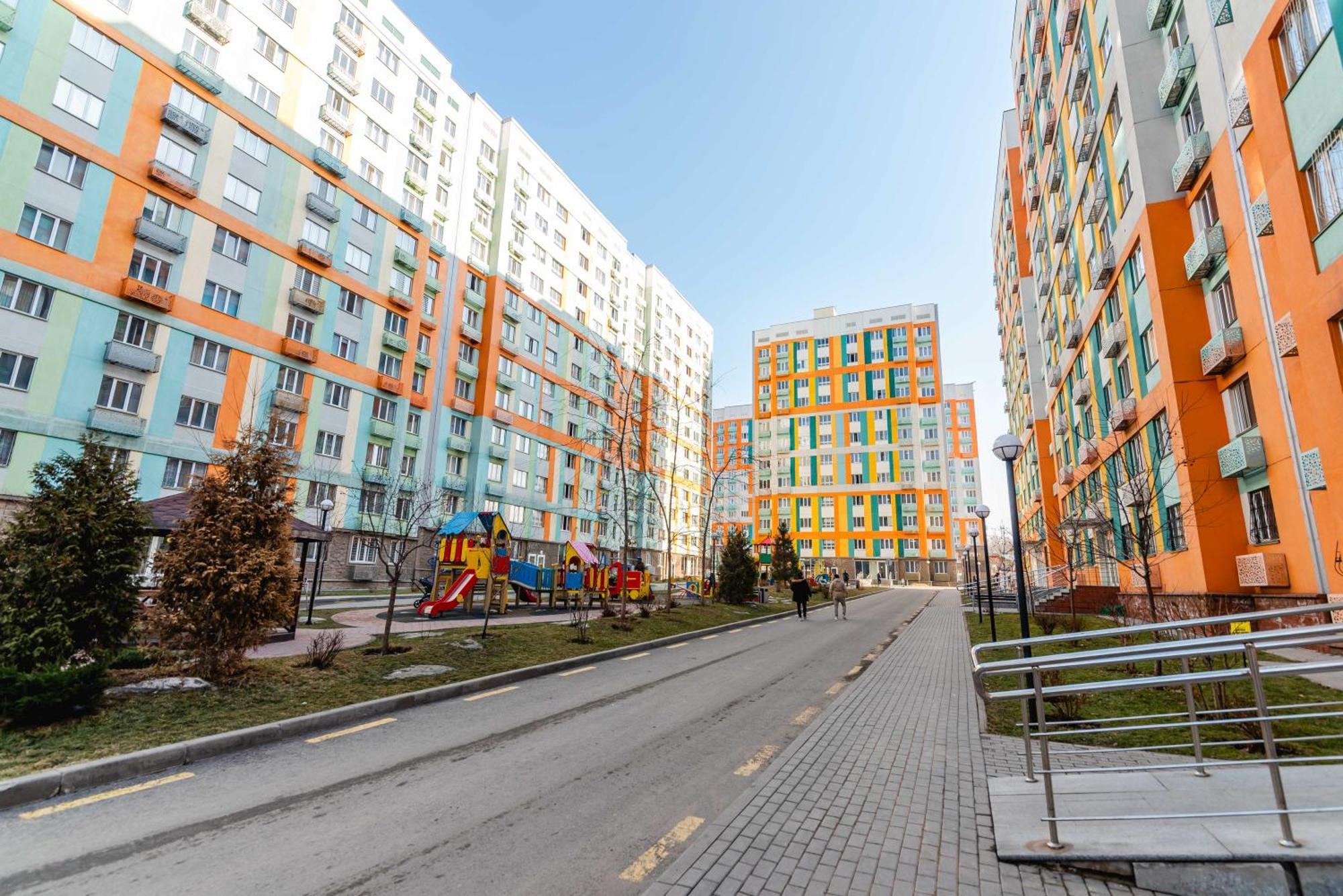 Akvarel Apartment Near Adk Алма Ата Екстериор снимка